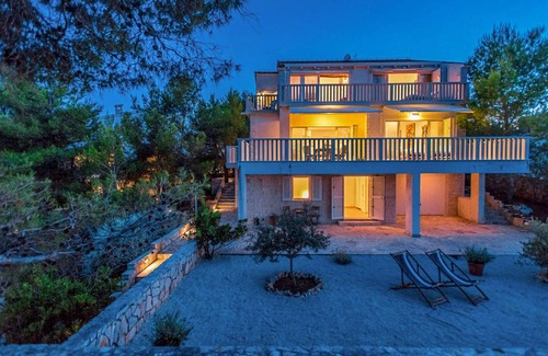 Cove Basina (Jelsa) House | Beach front home in Vrbanj