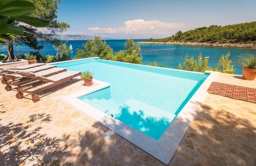 Cove Basina (Jelsa) House | Beach front home in Vrbanj