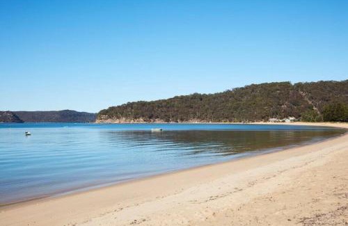 Patonga Apartment | Beach Front House Outdoor Hot Tub Sauna