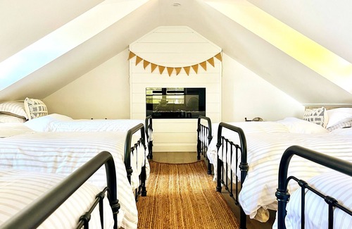 Lambton Shores Cottage | ☀BEACH FRONT large private family cottage☀️