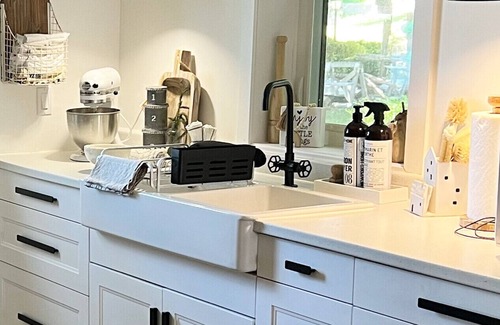 Lambton Shores Cottage | ☀BEACH FRONT large private family cottage☀️