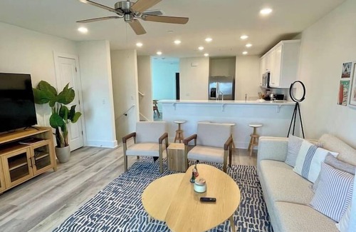 Innerarity Townhomes House | Beach Haven: Beautiful views, Kayaks, Pool & more!