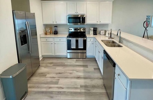 Innerarity Townhomes House | Beach Haven: Beautiful views, Kayaks, Pool & more!