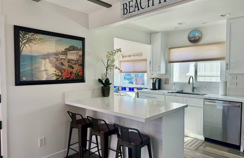 West Newport Cottage | Beach it Here- 5 min. walk to the beach, remodeled and close to all amenities