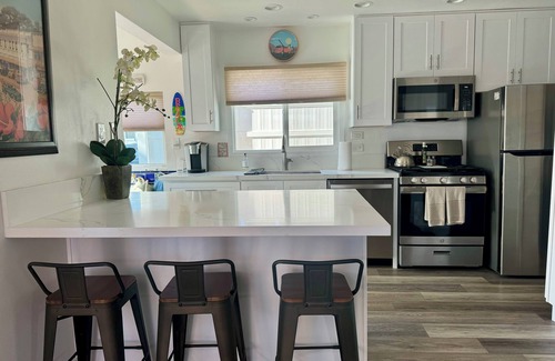 West Newport Cottage | Beach it Here- 5 min. walk to the beach, remodeled and close to all amenities