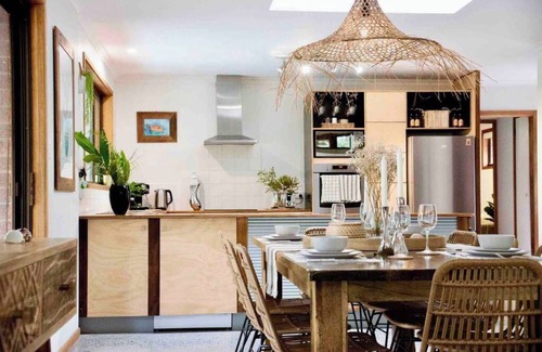 Byron Bay House | Beach Jungle: Pet-Friendly Guesthouse, Hot Tub, Pool & Fire