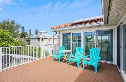 Sunset Beach House | Beach Livin 3 - 3 Bedroom Upstairs