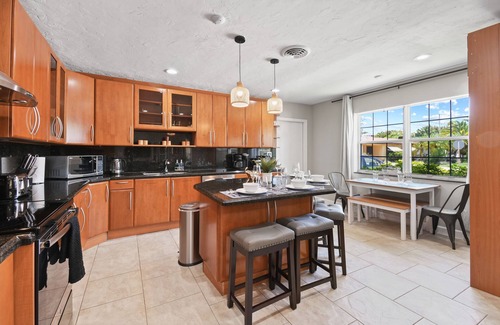 Island Estates House | ★Beach Oasis | Tiki Cabana | Heated Pool | Cozy