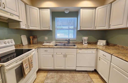 West Bradenton House | Beach Style House w/large backyard, close to fishing, canoeing, and beaches