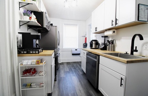 Sandusky Condo | Beach Theme ~ Mins to CP & SF ~ King/WD/Pet OK/Kids Friendly/Largest Mural