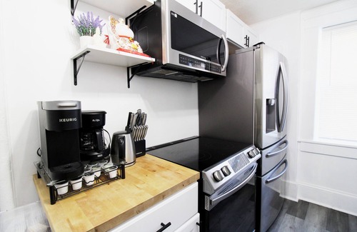 Sandusky Condo | Beach Theme ~ Mins to CP & SF ~ King/WD/Pet OK/Kids Friendly/Largest Mural