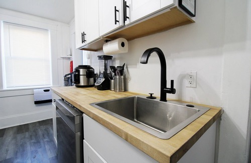 Sandusky Condo | Beach Theme ~ Mins to CP & SF ~ King/WD/Pet OK/Kids Friendly/Largest Mural