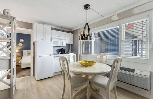 Avalon Condo | Beachcomber Resort