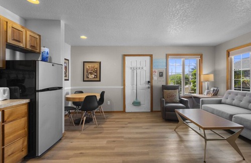 Downtown Cannon Beach Cottage | Beaches Inn Fourplex Group Getaway: Walk to Beach| Dog-Friendly