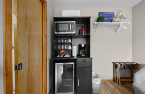 Downtown Cannon Beach Cottage | Beaches Inn Fourplex Group Getaway: Walk to Beach| Dog-Friendly