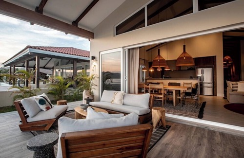 Las Escobas del Venado Villa | Beachfront Luxury and Pool 4BR Villa Linda