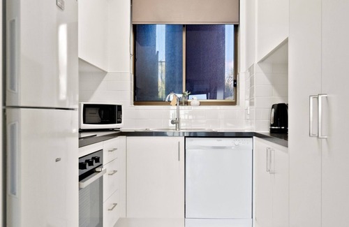 Alexandra Headland Apartment | Beachfront 2 bedroom apartment, air conditioning + balcony
