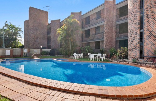 Alexandra Headland Apartment | Beachfront 2 bedroom apartment, air conditioning + balcony