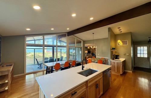 Sandusky House | Beachfront 4 Bd Steps 2 Cedar Point Open July