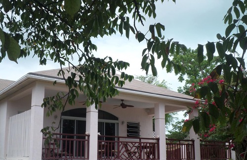 Great Exuma Apartment | BEACHFRONT APT- SPACIOUS KING or TWIN Bedroom + shower room on HOOPERS BAY BEACH