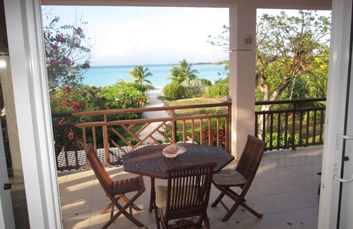 Great Exuma Apartment | BEACHFRONT APT- SPACIOUS KING or TWIN Bedroom + shower room on HOOPERS BAY BEACH