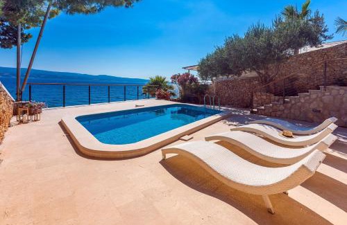 Tice Villa | Beachfront Casa Ahoi with 2 bedrooms, heated pool, amazing sea views