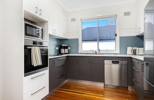 Batehaven House | Beachfront Escape Relaxing Getaway in Batehaven