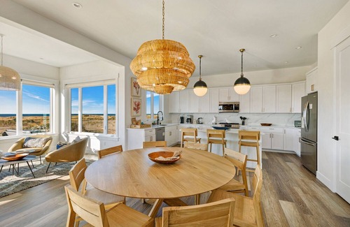 Cohassett Beach House | Beachfront Hot Tub + Games 5BR Sleeps 14 Pet Friendly 2 Min Walk to Beach