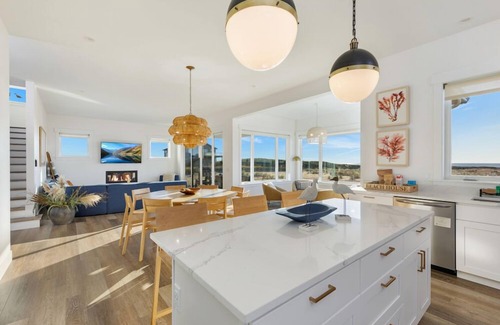 Cohassett Beach House | Beachfront Hot Tub + Games 5BR Sleeps 14 Pet Friendly 2 Min Walk to Beach