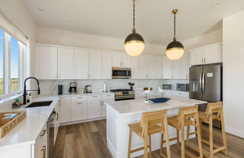 Cohassett Beach House | Beachfront Hot Tub + Games 5BR Sleeps 14 Pet Friendly 2 Min Walk to Beach