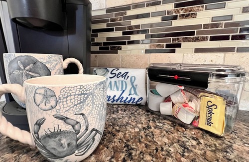 Palmetto Dunes Condo | Beachfront resort condo on Hilton Head with balcony, bunks, and beach bar!