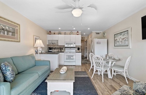 Palmetto Dunes Condo | Beachfront resort condo on Hilton Head with balcony, bunks, and beach bar!