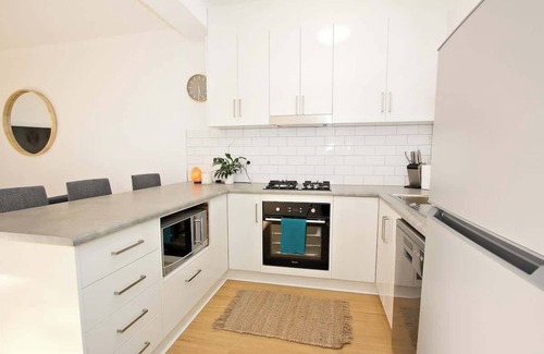 Semaphore House | Beachfront self contained upstairs apartment