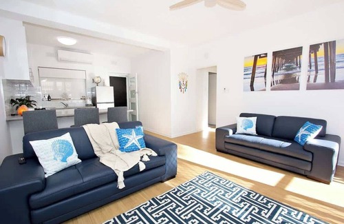 Semaphore House | Beachfront self contained upstairs apartment