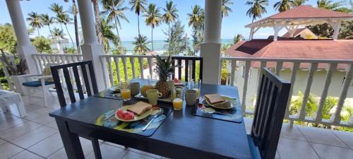 La Iglesia House | Beachfront Unit with Stunning Sunsets and Starlink Internet !