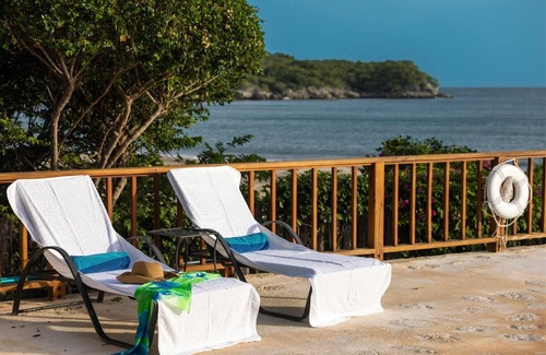 Treasure Beach House | Beachfront villa w/private Pool, Seaside garden w/Pickleball court-Blue Marlin