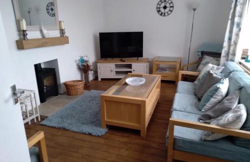 Heacham House | Beachgrass 15 minutes walk from South Beach Heacham, dog friendly