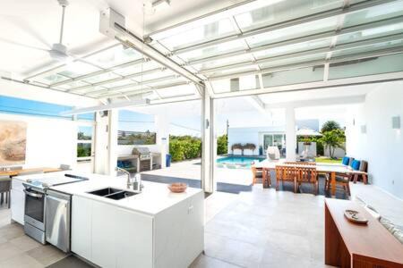 Long Bay Villa | Beachside 3 Bedroom Villa with Pool and Resort Amenities - White Villas - v4