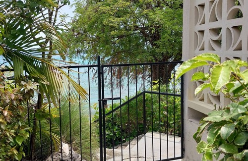 Derricks Apartment | Beachside Apartment #2 - steps from the beach!