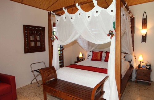Newell Bed & Breakfast | Beachside Bali inspired tropical retreat with large heated Saltwater pool. n