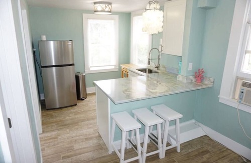 Smith's Memento Apartment | Beachside Cottage Walk 2Beach/Ocean Center PETS OK