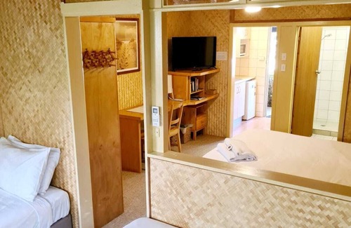 Suffolk Park Hotel | Beachside Motel Room- 3 Beds, Kitchenette & Pool