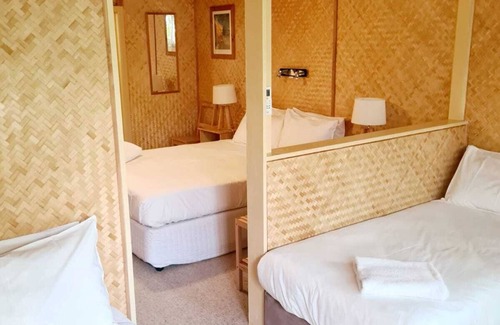 Suffolk Park Hotel | Beachside Motel Room- 3 Beds, Kitchenette & Pool