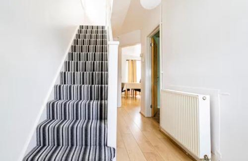 Luton House | Beaconsfield House - Pleasant Area, Free Parking & Quiet Stay near LTN