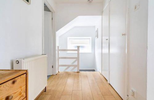 Luton House | Beaconsfield House - Pleasant Area, Free Parking & Quiet Stay near LTN