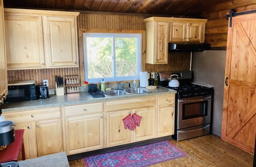 Athens Cabin | Bean’s Place - Adorable ridge top cabin five miles from Ohio University!