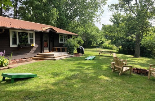 Athens Cabin | Bean’s Place - Adorable ridge top cabin five miles from Ohio University!