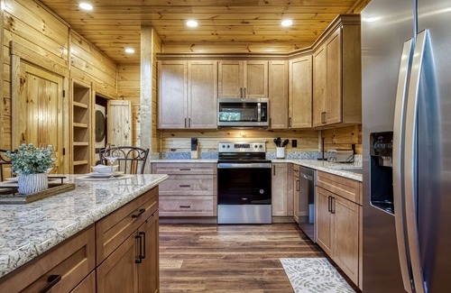 Wears Valley Cabin | Bear Tracks Lodge 4 Bedroom Cabin by RedAwning