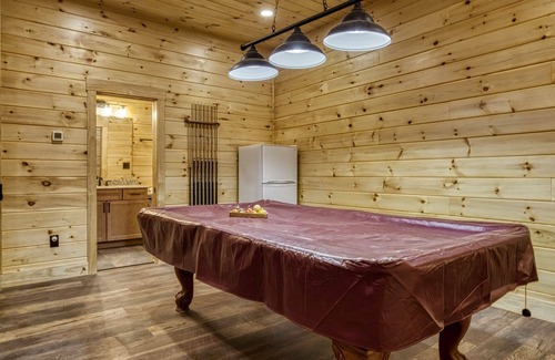 Wears Valley Cabin | Bear Tracks Lodge 4 Bedroom Cabin by RedAwning
