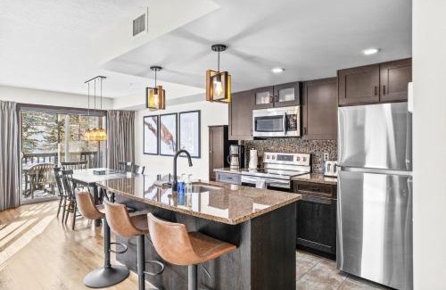 Copperstone Resort House | Bears Den 2BR Getaway with Hot Tub, BBQ Near DT